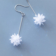 Load image into Gallery viewer, Schneeflocken Kristall Ohrringe aus Silber