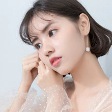 Load image into Gallery viewer, Schneeflocken Kristall Ohrringe aus Silber