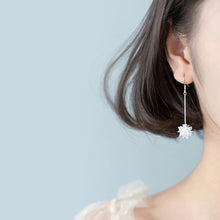 Load image into Gallery viewer, Schneeflocken Kristall Ohrringe aus Silber