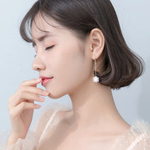 Load image into Gallery viewer, Schneeflocken Kristall Ohrringe aus Silber