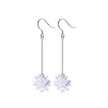 Load image into Gallery viewer, Schneeflocken Kristall Ohrringe aus Silber