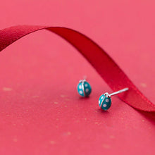 Load image into Gallery viewer, Türkis Marienkäfer Ohrstecker aus Silber
