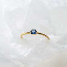 Load image into Gallery viewer, Blauer Kristall Ring aus Silber