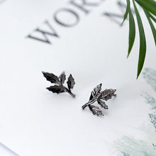 Load image into Gallery viewer, Schwarze Blatt Ohrstecker