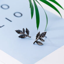 Load image into Gallery viewer, Schwarze Blatt Ohrstecker