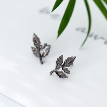 Load image into Gallery viewer, Schwarze Blatt Ohrstecker