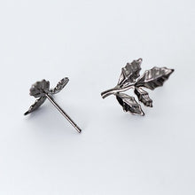 Load image into Gallery viewer, Schwarze Blatt Ohrstecker
