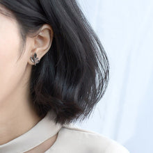 Load image into Gallery viewer, Schwarze Blatt Ohrstecker