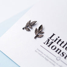 Load image into Gallery viewer, Schwarze Blatt Ohrstecker