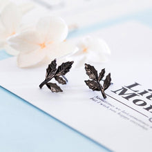 Load image into Gallery viewer, Schwarze Blatt Ohrstecker
