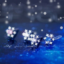 Load image into Gallery viewer, Schneeflocken Ohrstecker aus Silber