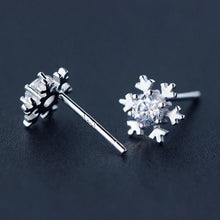 Load image into Gallery viewer, Schneeflocken Ohrstecker aus Silber