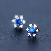 Load image into Gallery viewer, Schneeflocken Ohrstecker aus Silber