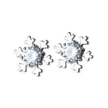 Load image into Gallery viewer, Schneeflocken Ohrstecker aus Silber