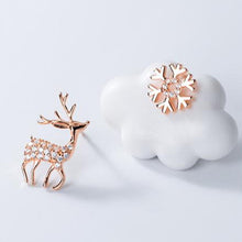 Load image into Gallery viewer, Rentier Schneeflocken Ohrstecker aus Silber