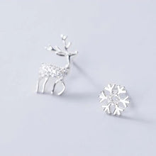 Load image into Gallery viewer, Rentier Schneeflocken Ohrstecker aus Silber