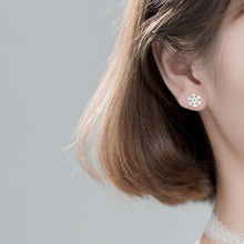 Load image into Gallery viewer, Rentier Schneeflocken Ohrstecker aus Silber