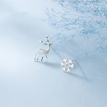 Load image into Gallery viewer, Rentier Schneeflocken Ohrstecker aus Silber