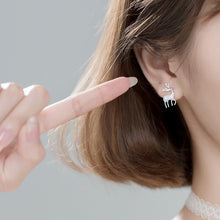 Load image into Gallery viewer, Rentier Schneeflocken Ohrstecker aus Silber