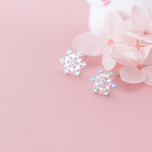 Load image into Gallery viewer, Schneeflocken Ohrstecker aus Silber