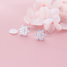 Load image into Gallery viewer, Schneeflocken Ohrstecker aus Silber