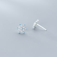 Load image into Gallery viewer, Schneeflocken Ohrstecker aus Silber