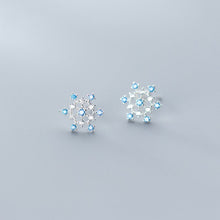 Load image into Gallery viewer, Schneeflocken Ohrstecker aus Silber