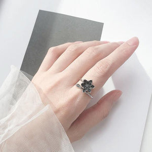 Black Flower Ring made of Silver