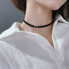 Load image into Gallery viewer, Halsband/Choker mit Rundem Silber Anhänger
