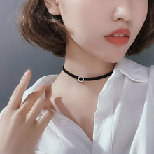 Load image into Gallery viewer, Halsband/Choker mit Rundem Silber Anhänger
