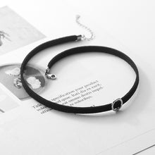 Load image into Gallery viewer, Halsband/Choker mit Rundem Silber Anhänger
