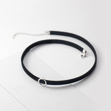 Load image into Gallery viewer, Halsband/Choker mit Rundem Silber Anhänger
