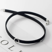 Load image into Gallery viewer, Halsband/Choker mit Rundem Silber Anhänger
