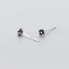 Load image into Gallery viewer, Kleine Blumen Ohrstecker aus Silber
