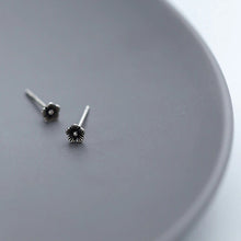 Load image into Gallery viewer, Kleine Blumen Ohrstecker aus Silber
