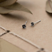 Load image into Gallery viewer, Kleine Blumen Ohrstecker aus Silber
