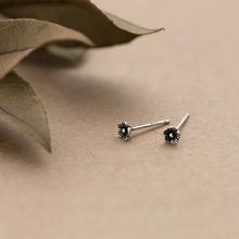Load image into Gallery viewer, Kleine Blumen Ohrstecker aus Silber

