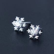 Load image into Gallery viewer, Schneeflocken Ohrstecker aus Silber
