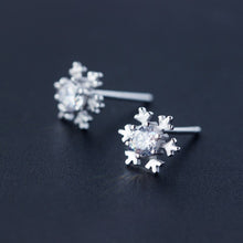 Load image into Gallery viewer, Schneeflocken Ohrstecker aus Silber

