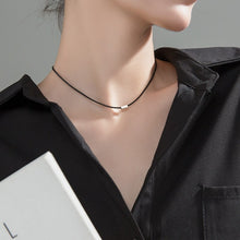 Load image into Gallery viewer, Halsband/Choker mit Rechteckigem Silber Anhänger
