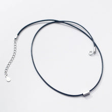 Load image into Gallery viewer, Halsband/Choker mit Rechteckigem Silber Anhänger
